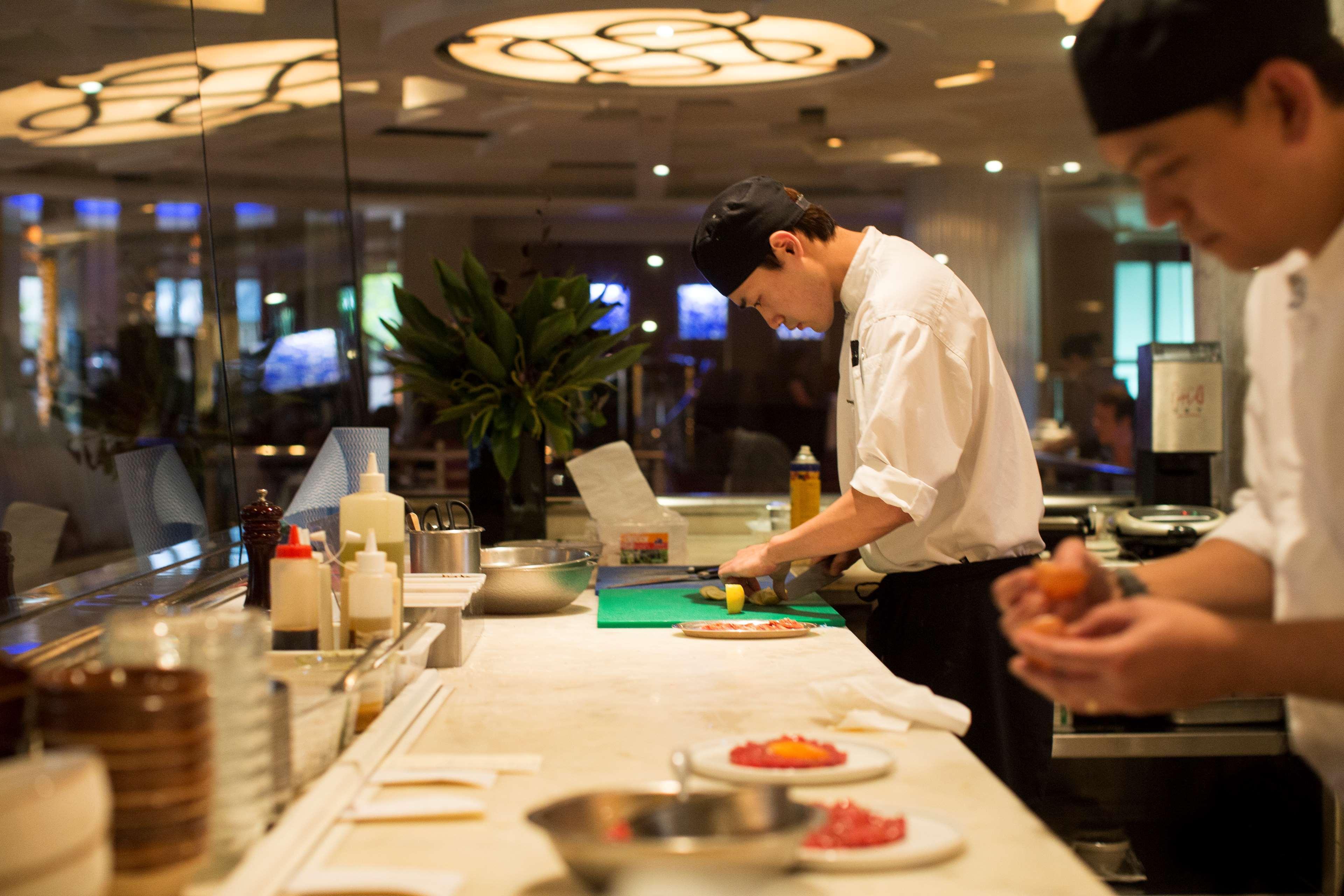 Park Hyatt Melbourne Hotel Екстериор снимка A sushi chef at work