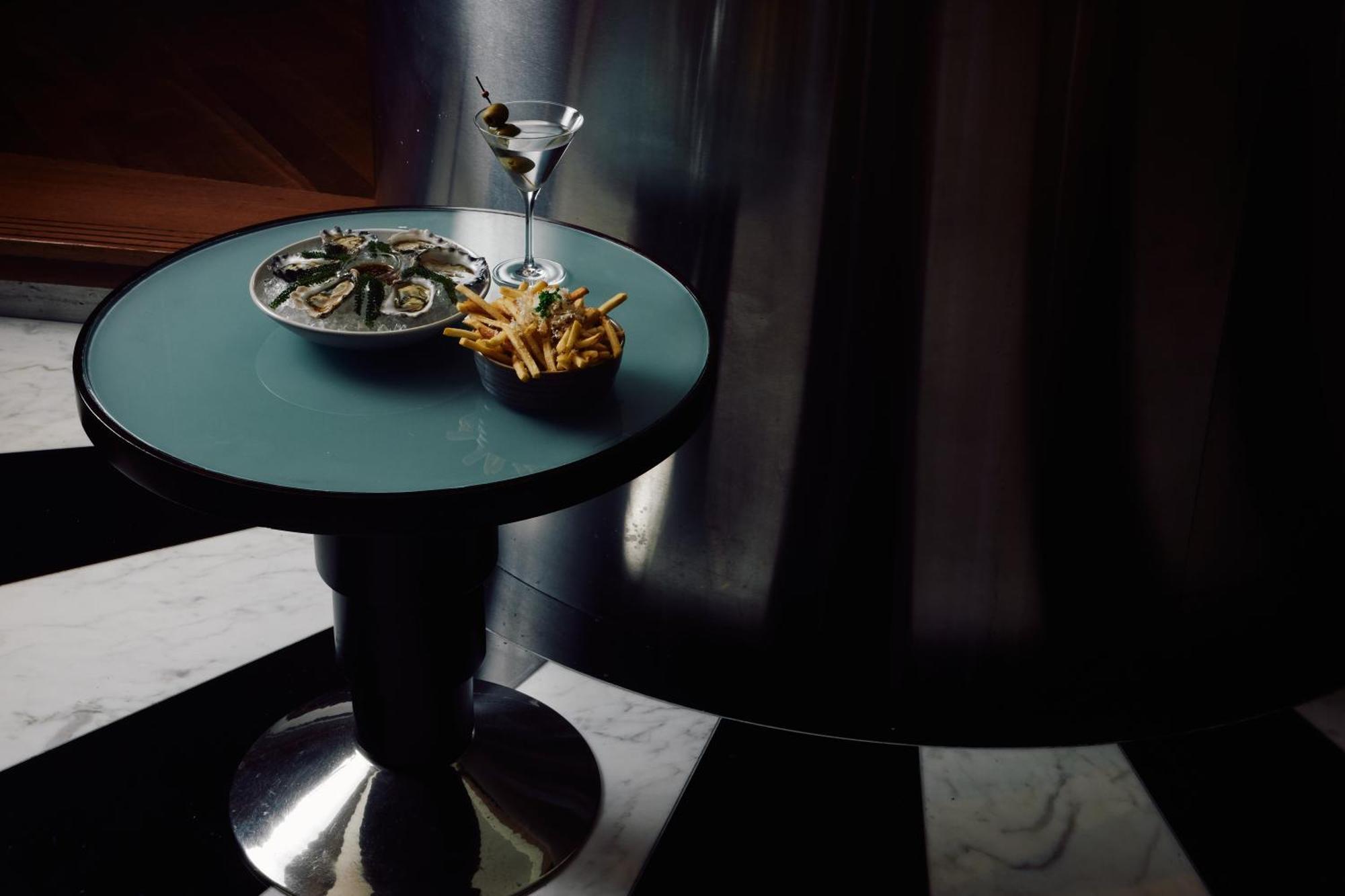 Park Hyatt Melbourne Hotel Екстериор снимка A table with a martini