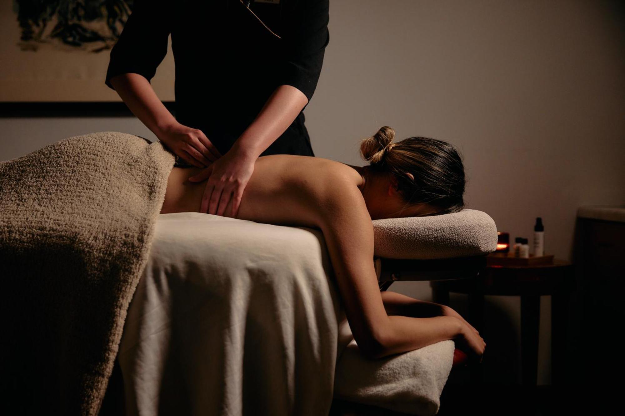 Park Hyatt Melbourne Hotel Екстериор снимка A massage therapist treating a female patient