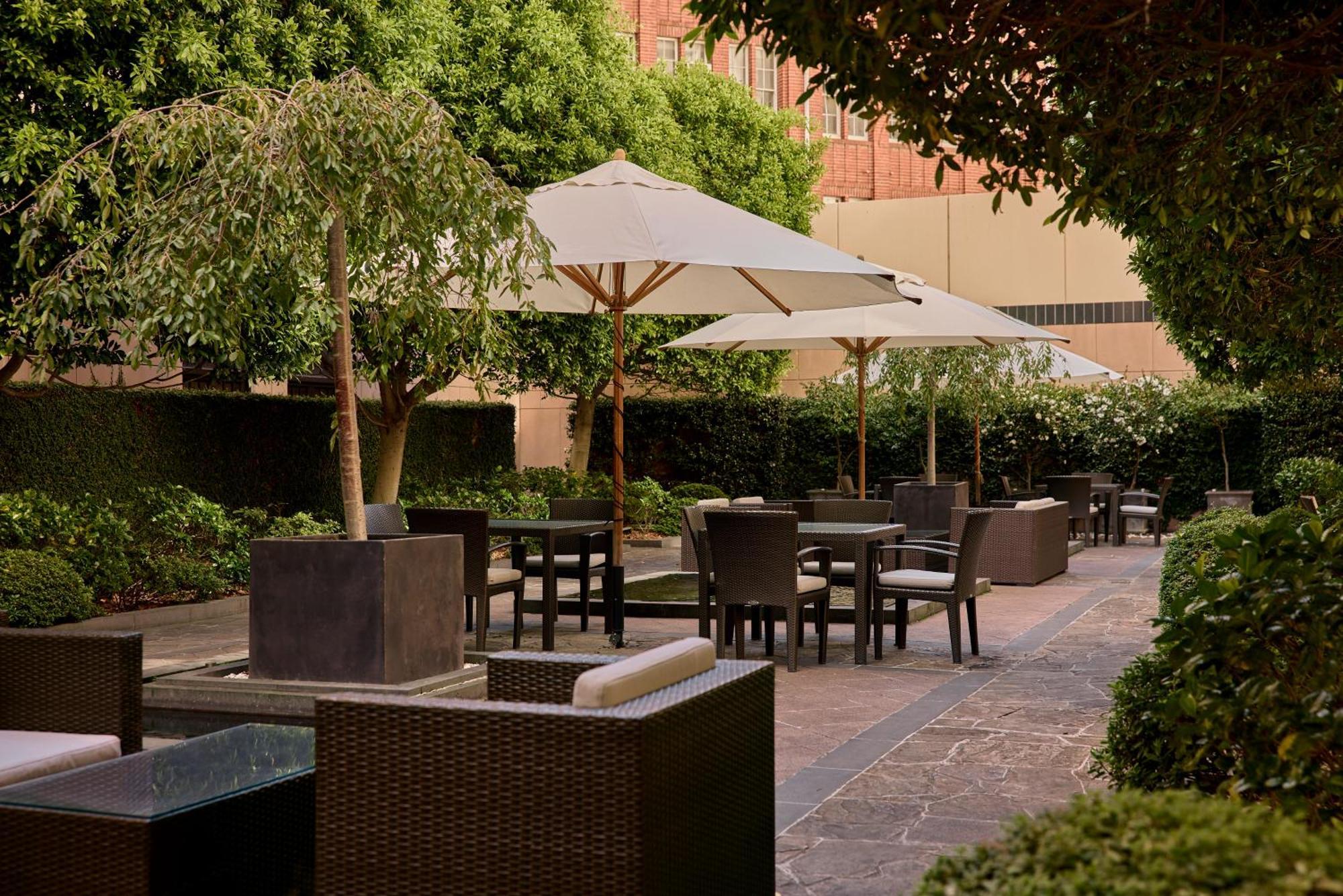 Park Hyatt Melbourne Hotel Екстериор снимка The hotel's garden